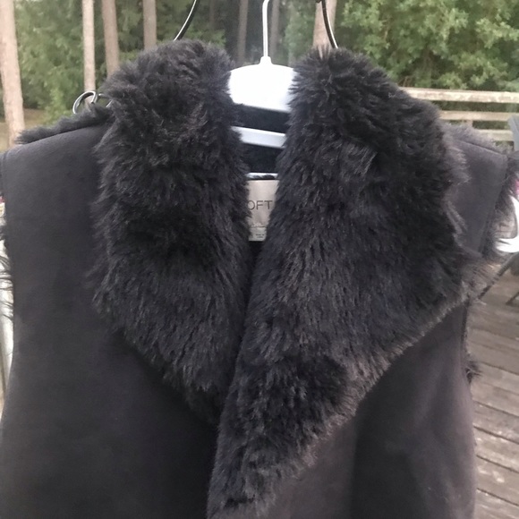🦉NWOT Ann Taylor Loft Faux Fur Suade Black Vest Sz L - Picture 2 of 7